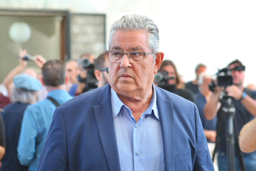 Λάκης Χαλκιάς: Συγκίνηση στο τελευταίο «αντίο» – Σε λαϊκό προσκύνημα η σορός του στο Α’ Νεκροταφείο Αθηνών Το τελευταίο αντίο στον Λάκη Χαλκιά στο A' Νεκροταφείο, σε λαϊκό προσκύνημα η σορός του - Σπάραξε η σύζυγός του