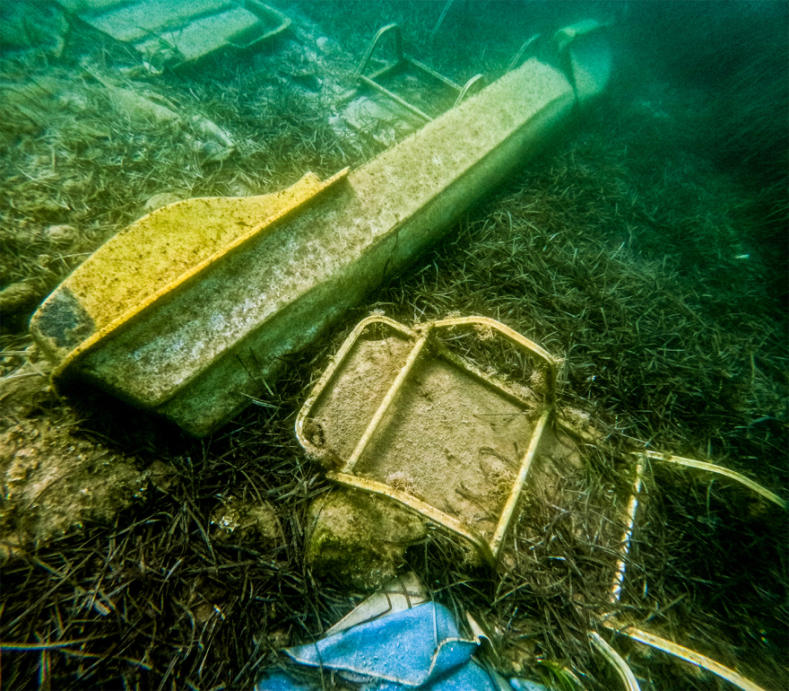 Αποκαρδιωτικές εικόνες από την παραλία Ημερολιά στη βόρεια Κέρκυρα: Γέμισε με... ξαπλώστρες ο βυθός, δείτε εικόνες