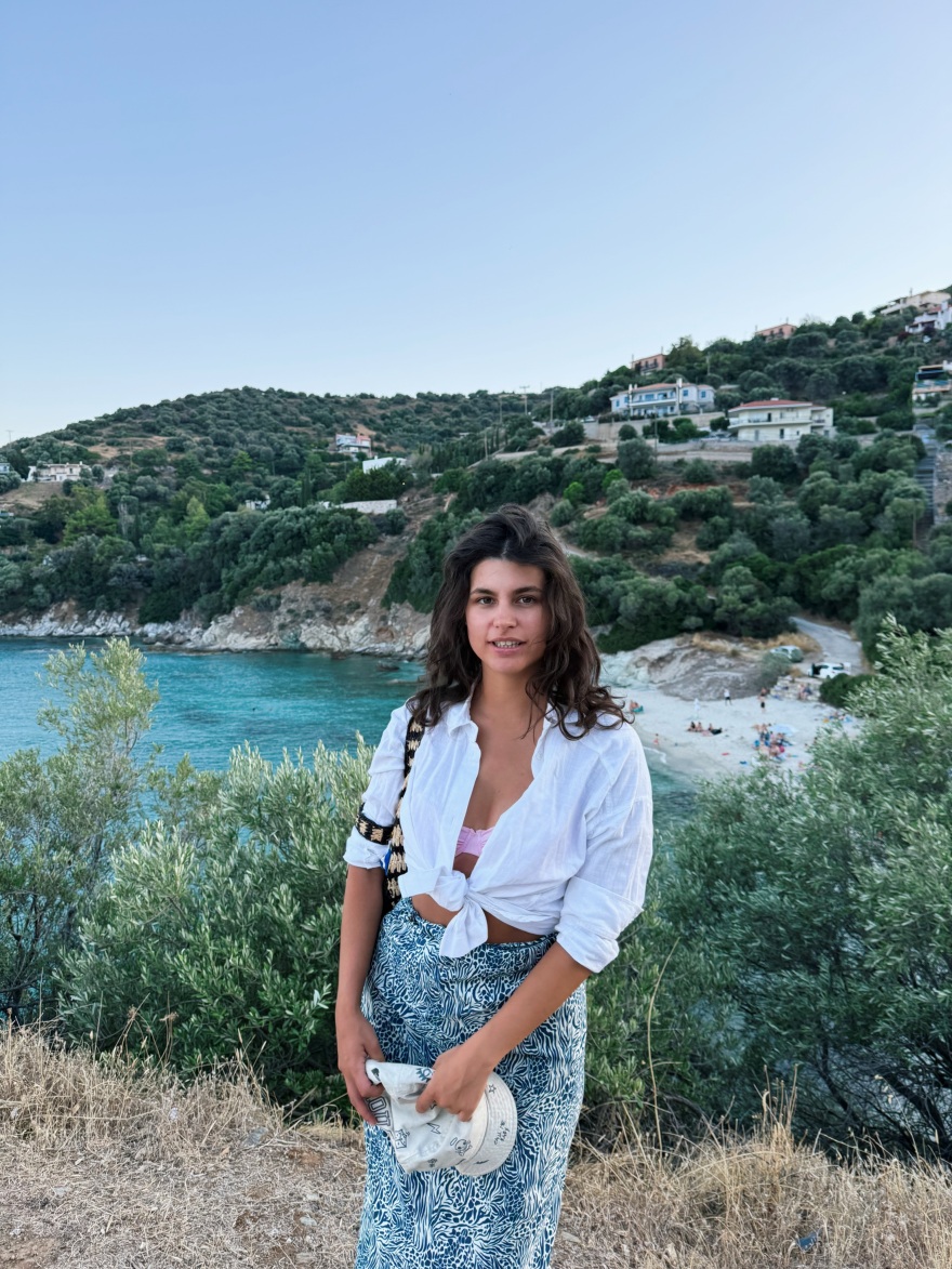 Η Δανάη Παππά κάνει διακοπές στην Εύβοια: Κανένα πρέπει, μόνο τζιτζίκια, γράφει
