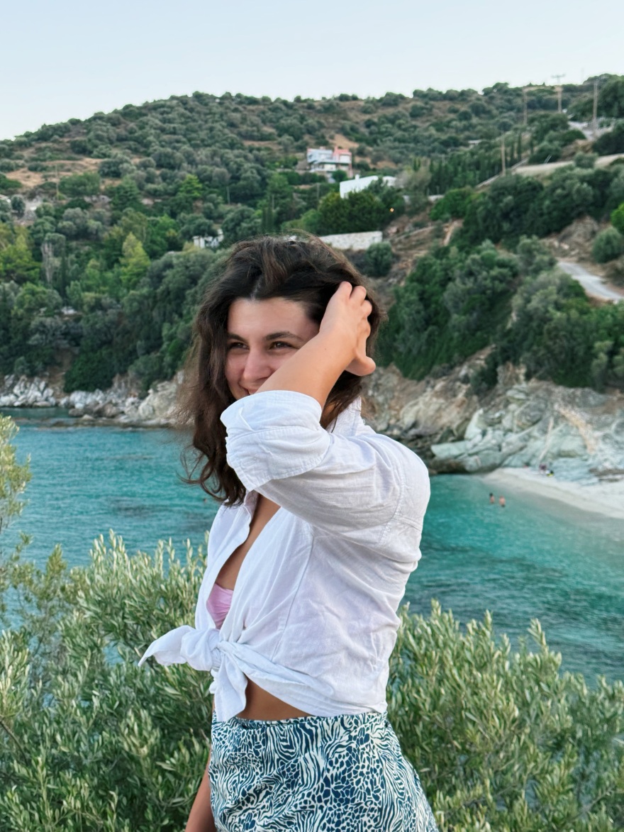 Η Δανάη Παππά κάνει διακοπές στην Εύβοια: Κανένα πρέπει, μόνο τζιτζίκια, γράφει
