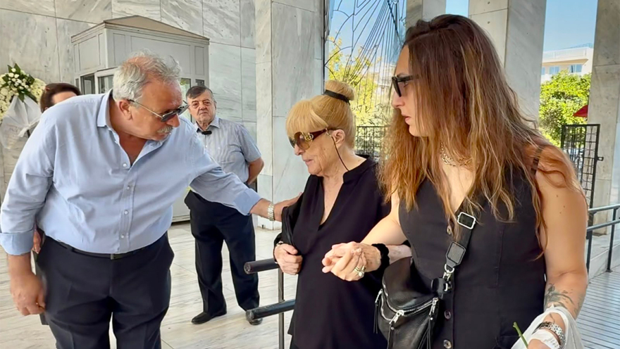 Το τελευταίο αντίο στον Λάκη Χαλκιά στο A' Νεκροταφείο, σε λαϊκό προσκύνημα η σορός του - Σπάραξε η σύζυγός του