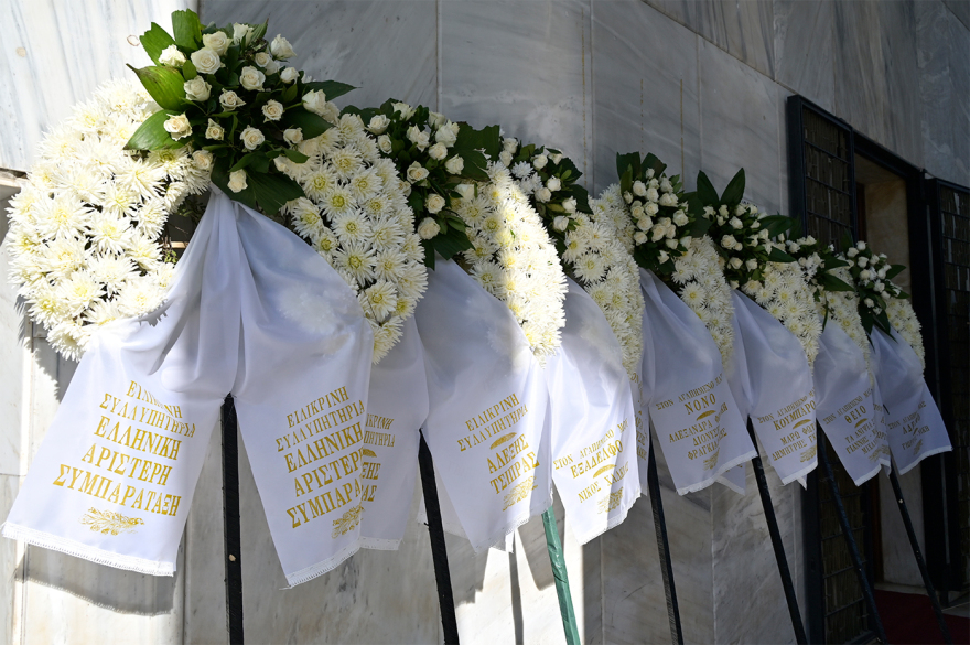 Λάκης Χαλκιάς: Συγκίνηση στο τελευταίο «αντίο» – Σε λαϊκό προσκύνημα η σορός του στο Α’ Νεκροταφείο Αθηνών Το τελευταίο αντίο στον Λάκη Χαλκιά στο A' Νεκροταφείο, σε λαϊκό προσκύνημα η σορός του - Σπάραξε η σύζυγός του