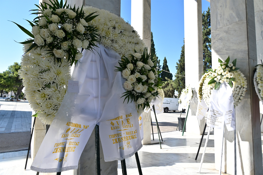 Λάκης Χαλκιάς: Συγκίνηση στο τελευταίο «αντίο» – Σε λαϊκό προσκύνημα η σορός του στο Α’ Νεκροταφείο Αθηνών Το τελευταίο αντίο στον Λάκη Χαλκιά στο A' Νεκροταφείο, σε λαϊκό προσκύνημα η σορός του - Σπάραξε η σύζυγός του