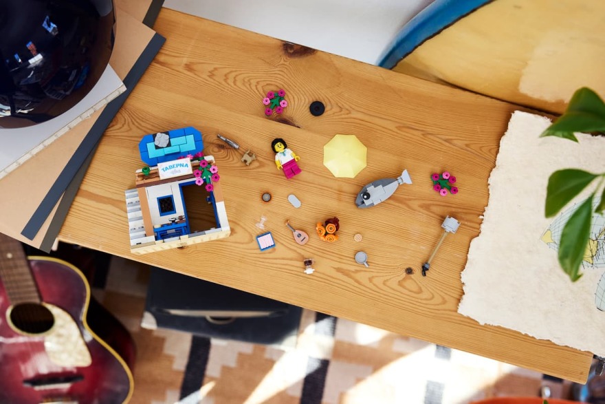 &Eta; &pi;&alpha;&rho;&alpha;&delta;&omicron;&sigma;&iota;&alpha;&kappa;ή &epsilon;&lambda;&lambda;&eta;&nu;&iota;&kappa;ή &tau;&alpha;&beta;έ&rho;&nu;&alpha; έ&gamma;&iota;&nu;&epsilon; LEGO &mu;&epsilon; &mu;&pi;&omicron;&upsilon;&zeta;&omicron;ύ&kappa;&iota;, &beta;&omicron;&upsilon;&kappa;&alpha;&mu;&beta;ί&lambda;&iota;&epsilon;&sigmaf; &kappa;&alpha;&iota; &mu;&iota;&alpha; &gamma;ά&tau;&alpha;, &delta;&epsilon;ί&tau;&epsilon; &phi;&omega;&tau;&omicron;&gamma;&rho;&alpha;&phi;ί&epsilon;&sigmaf;