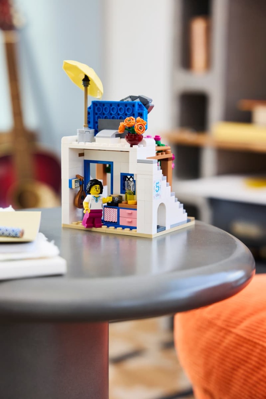 &Eta; &pi;&alpha;&rho;&alpha;&delta;&omicron;&sigma;&iota;&alpha;&kappa;ή &epsilon;&lambda;&lambda;&eta;&nu;&iota;&kappa;ή &tau;&alpha;&beta;έ&rho;&nu;&alpha; έ&gamma;&iota;&nu;&epsilon; LEGO &mu;&epsilon; &mu;&pi;&omicron;&upsilon;&zeta;&omicron;ύ&kappa;&iota;, &beta;&omicron;&upsilon;&kappa;&alpha;&mu;&beta;ί&lambda;&iota;&epsilon;&sigmaf; &kappa;&alpha;&iota; &mu;&iota;&alpha; &gamma;ά&tau;&alpha;, &delta;&epsilon;ί&tau;&epsilon; &phi;&omega;&tau;&omicron;&gamma;&rho;&alpha;&phi;ί&epsilon;&sigmaf;
