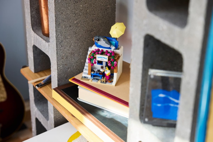 &Eta; &pi;&alpha;&rho;&alpha;&delta;&omicron;&sigma;&iota;&alpha;&kappa;ή &epsilon;&lambda;&lambda;&eta;&nu;&iota;&kappa;ή &tau;&alpha;&beta;έ&rho;&nu;&alpha; έ&gamma;&iota;&nu;&epsilon; LEGO &mu;&epsilon; &mu;&pi;&omicron;&upsilon;&zeta;&omicron;ύ&kappa;&iota;, &beta;&omicron;&upsilon;&kappa;&alpha;&mu;&beta;ί&lambda;&iota;&epsilon;&sigmaf; &kappa;&alpha;&iota; &mu;&iota;&alpha; &gamma;ά&tau;&alpha;, &delta;&epsilon;ί&tau;&epsilon; &phi;&omega;&tau;&omicron;&gamma;&rho;&alpha;&phi;ί&epsilon;&sigmaf;