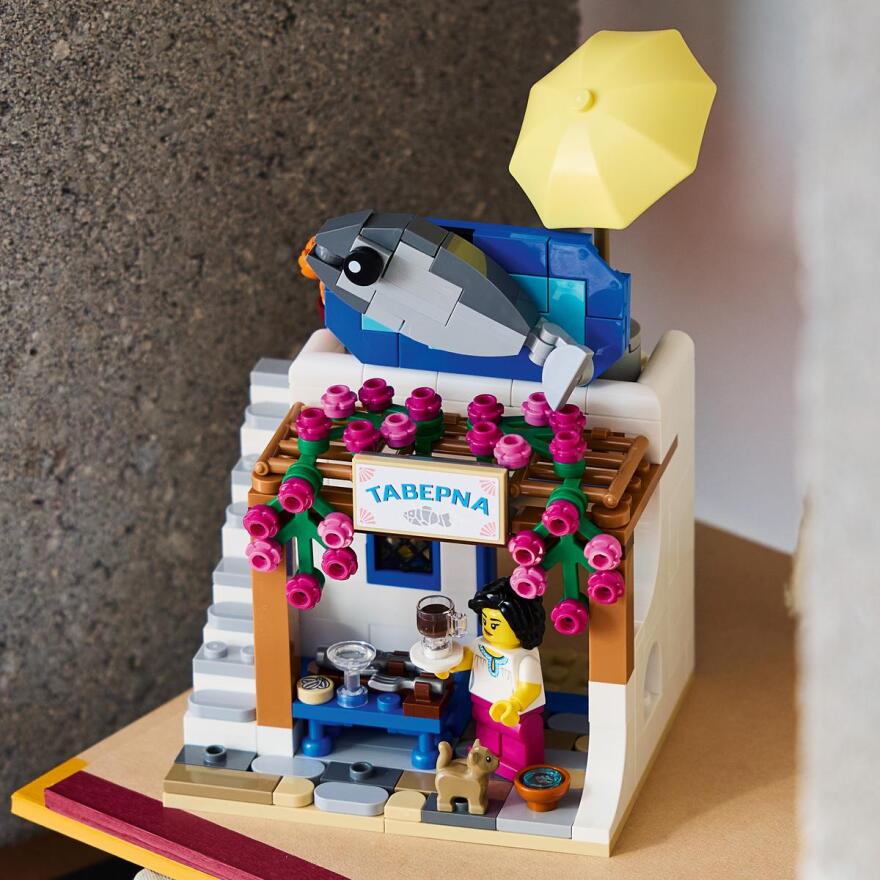 &Eta; &pi;&alpha;&rho;&alpha;&delta;&omicron;&sigma;&iota;&alpha;&kappa;ή &epsilon;&lambda;&lambda;&eta;&nu;&iota;&kappa;ή &tau;&alpha;&beta;έ&rho;&nu;&alpha; έ&gamma;&iota;&nu;&epsilon; LEGO &mu;&epsilon; &mu;&pi;&omicron;&upsilon;&zeta;&omicron;ύ&kappa;&iota;, &beta;&omicron;&upsilon;&kappa;&alpha;&mu;&beta;ί&lambda;&iota;&epsilon;&sigmaf; &kappa;&alpha;&iota; &mu;&iota;&alpha; &gamma;ά&tau;&alpha;, &delta;&epsilon;ί&tau;&epsilon; &phi;&omega;&tau;&omicron;&gamma;&rho;&alpha;&phi;ί&epsilon;&sigmaf;