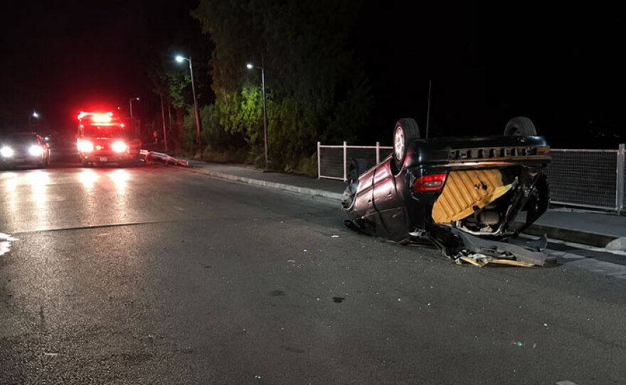 Τροχαίο με ανατροπή οχήματος στην είσοδο της Αμφιλοχίας, με κατάγματα στα άκρα ο οδηγός