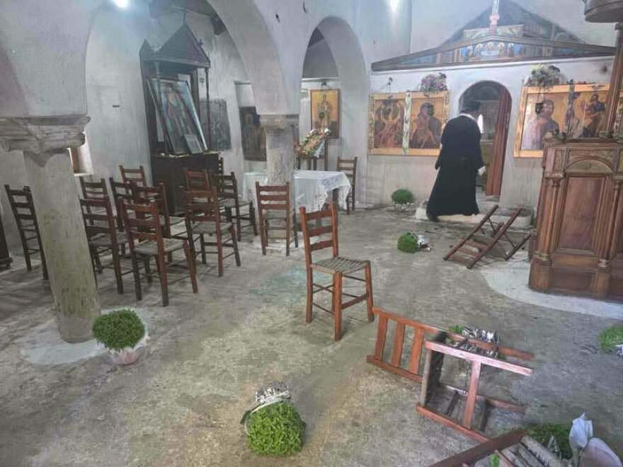 Βανδάλισαν εκκλησάκι στον Σαρωνικό, προκάλεσαν ζημιές και στο Ιερό 6 Βανδάλισαν εκκλησάκι στον Σαρωνικό, προκάλεσαν ζημιές και στο Ιερό, δείτε φωτογραφίες