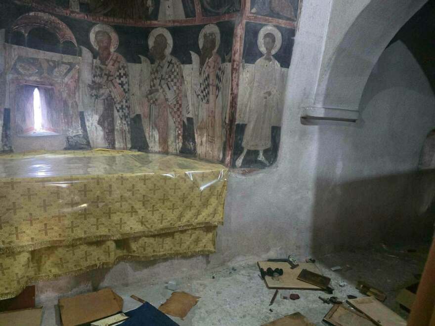 Βανδάλισαν εκκλησάκι στον Σαρωνικό, προκάλεσαν ζημιές και στο Ιερό 5 Βανδάλισαν εκκλησάκι στον Σαρωνικό, προκάλεσαν ζημιές και στο Ιερό, δείτε φωτογραφίες