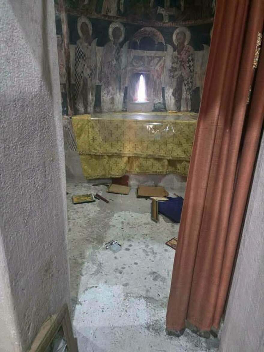 Βανδάλισαν εκκλησάκι στον Σαρωνικό, προκάλεσαν ζημιές και στο Ιερό 4 Βανδάλισαν εκκλησάκι στον Σαρωνικό, προκάλεσαν ζημιές και στο Ιερό, δείτε φωτογραφίες