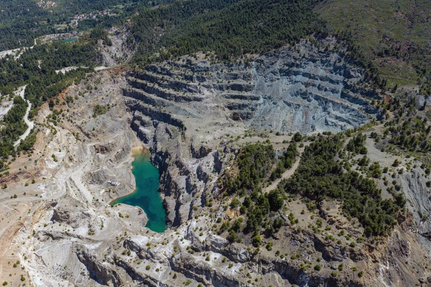 Βόρεια Εύβοια: Οι 14 λίμνες που γεννήθηκαν από εγκαταλελειμμένα μεταλλεία δημιουργώντας ένα μοναδικό οικοσύστημα, δείτε αεροφωτογραφίες