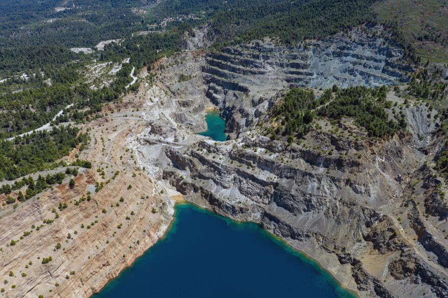 Βόρεια Εύβοια: Οι 14 λίμνες που γεννήθηκαν από εγκαταλελειμμένα μεταλλεία δημιουργώντας ένα μοναδικό οικοσύστημα, δείτε αεροφωτογραφίες