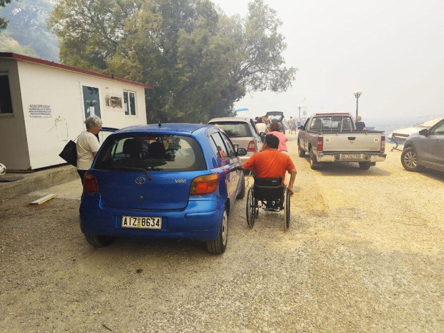 Πώς η Πυροσβεστική διέσωσε πολίτες στη μεγάλη φωτιά της Αττικοβοιωτίας, περισσότερα από 250 άτομα απομακρύνθηκαν δια θαλάσσης, φωτογραφίες και βίντεο