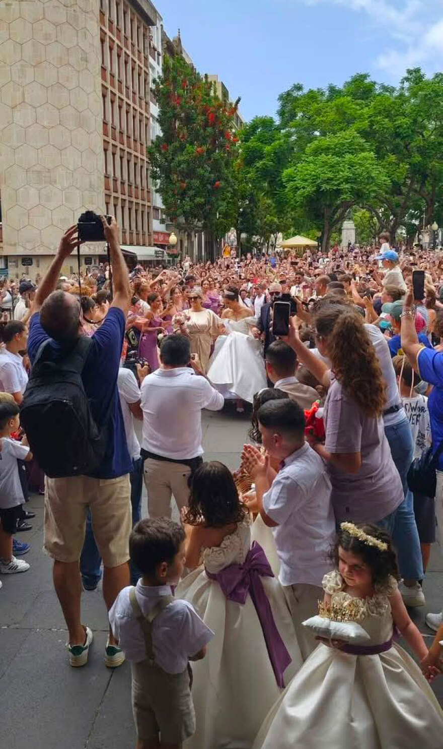 «Δεν είναι η Τζορτζίνα»: Απίστευτο σκηνικό στη Μαδέιρα, χιλιάδες έξω από εκκλησία περίμεναν τον γάμο του Ρονάλντο και είδαν άλλο ζευγάρι, η αντίδραση του Πορτογάλου σταρ