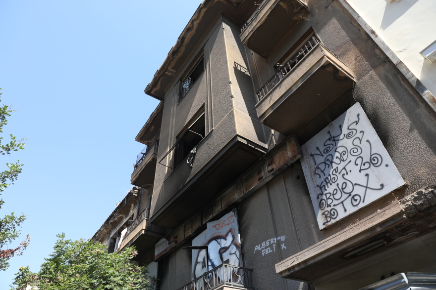 Πυρκαγιά σε ακατοίκητο κτήριο στην Κουμουνδούρου, απεγκλωβίστηκε ένα άτομο
