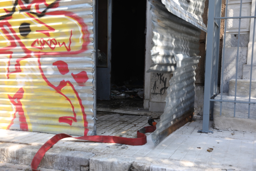 Πυρκαγιά σε ακατοίκητο κτήριο στην Κουμουνδούρου, απεγκλωβίστηκε ένα άτομο
