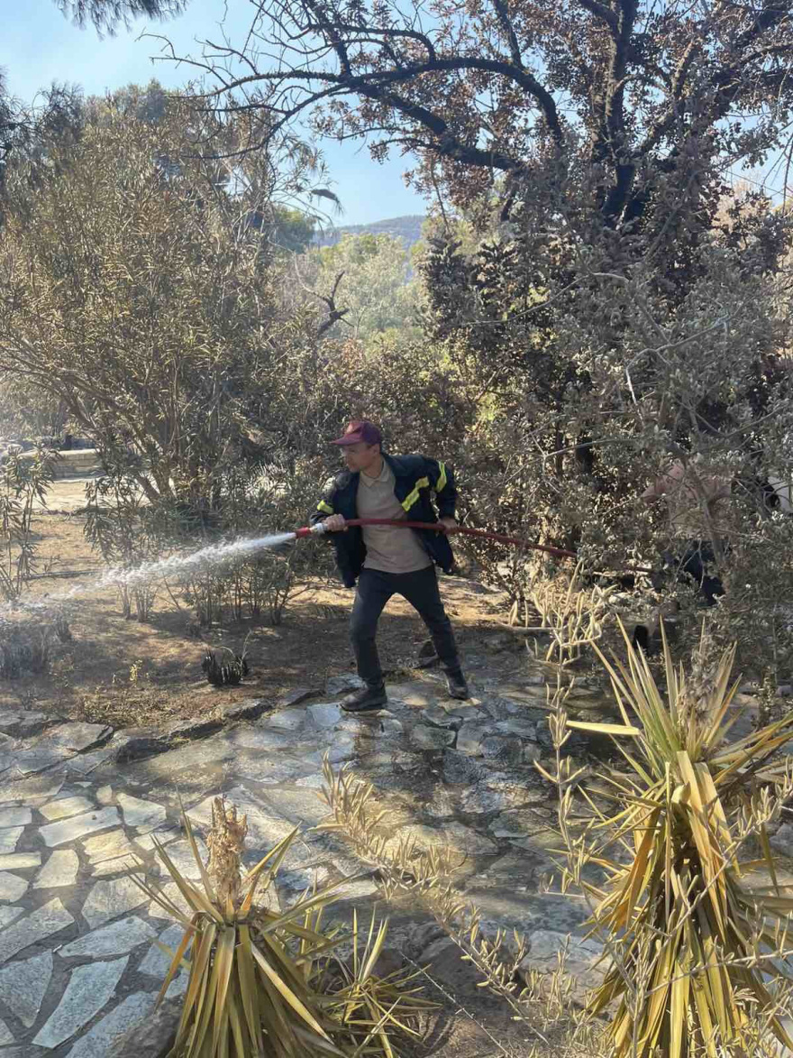 Οι μαρτυρίες κατοίκων για τον δήμαρχο Μάνδρας-Ειδυλλίας: «Έσωσε το σπίτι μας, ενώ δίπλα καιγόταν το δικό του»