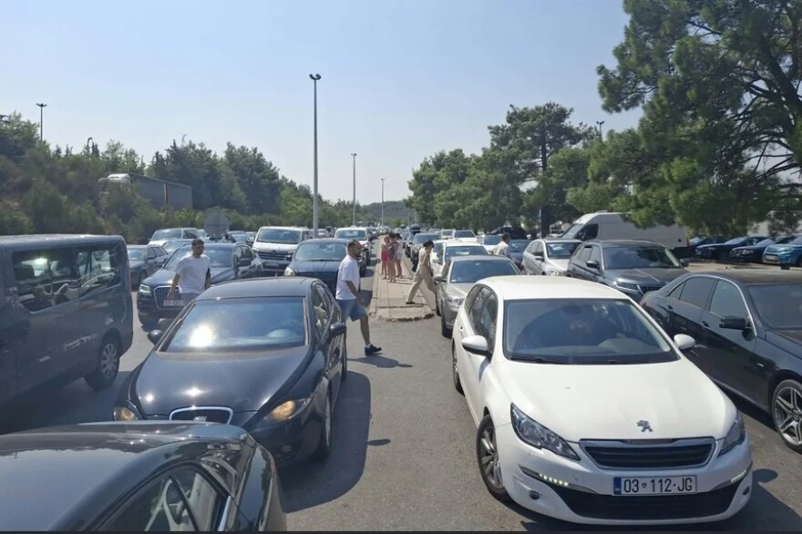 Ουρές και καθυστερήσεις πάνω από 1 ώρα στο Τελωνείο Ευζώνων, στο ρεύμα εξόδου από την Ελλάδα, δείτε βίντεο  