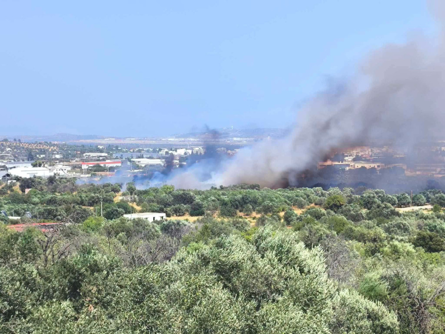 Βελτιωμένη η εικόνα της φωτιάς στο Κορωπί, επιχειρούν ισχυρές επίγειες δυνάμεις και έξι εναέρια