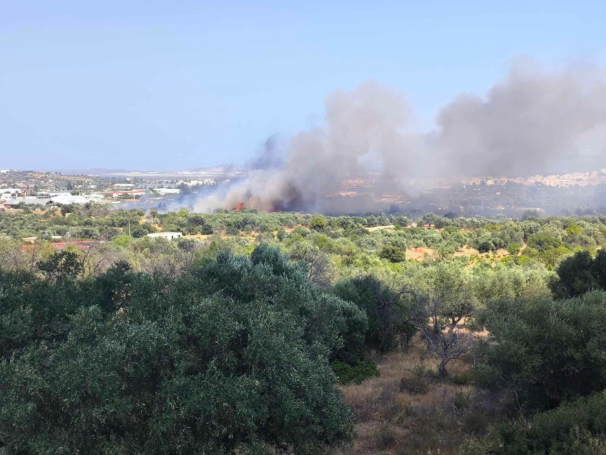 Βελτιωμένη η εικόνα της φωτιάς στο Κορωπί, επιχειρούν ισχυρές επίγειες δυνάμεις και έξι εναέρια