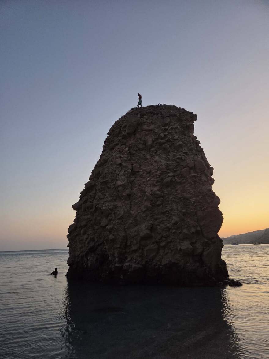 Πώς διασώθηκε ο 33χρονος από τον βράχο των 20 μέτρων στη Μήλο, δείτε φωτογραφίες από την επιχείρηση στη Φυριπλάκα