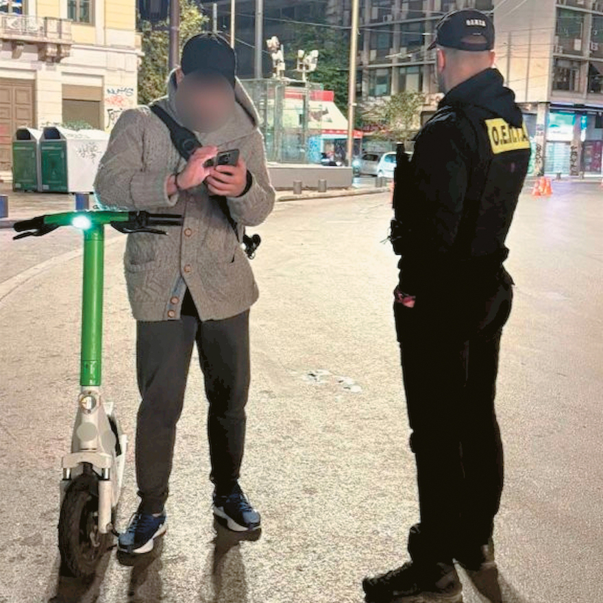 Τα πατίνια στο σφυρί λόγω προστίμων, ασφάλισης και κράνους: Γονείς που τα αγόρασαν στα παιδιά τους, τώρα τα πουλάνε