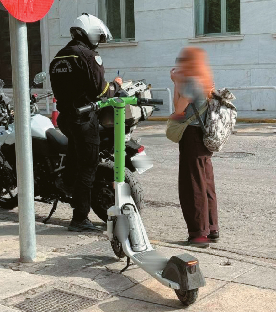 Τα πατίνια στο σφυρί λόγω προστίμων, ασφάλισης και κράνους: Γονείς που τα αγόρασαν στα παιδιά τους, τώρα τα πουλάνε