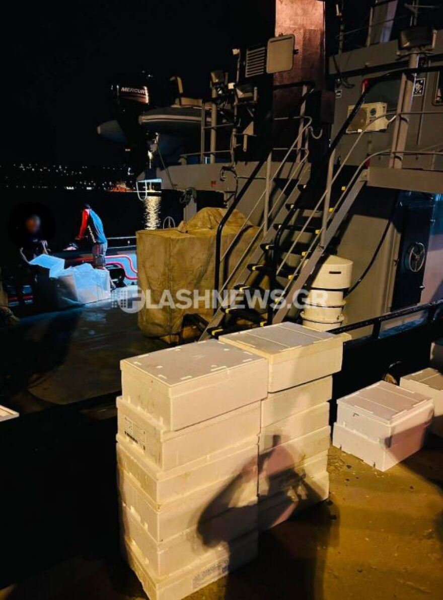 Λιμενικό καταδίωξε δύο άνδρες που έκλεβαν ψάρια από ιχθυοκαλλιέργεια στη Σούδα, κατασχέθηκαν 210 κιλά