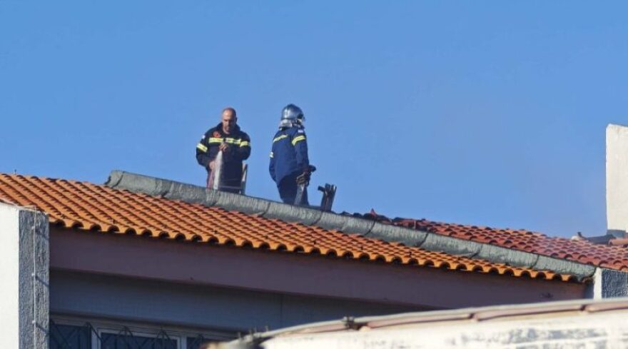 Φωτιά τώρα σε οροφή σχολείου στη Λούτσα, κινητοποίηση της Πυροσβεστικής