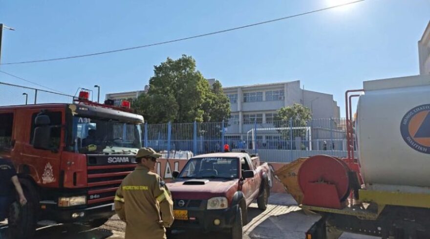 Φωτιά τώρα σε οροφή σχολείου στη Λούτσα, κινητοποίηση της Πυροσβεστικής