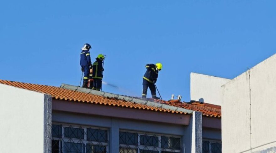 Φωτιά τώρα σε οροφή σχολείου στη Λούτσα, κινητοποίηση της Πυροσβεστικής