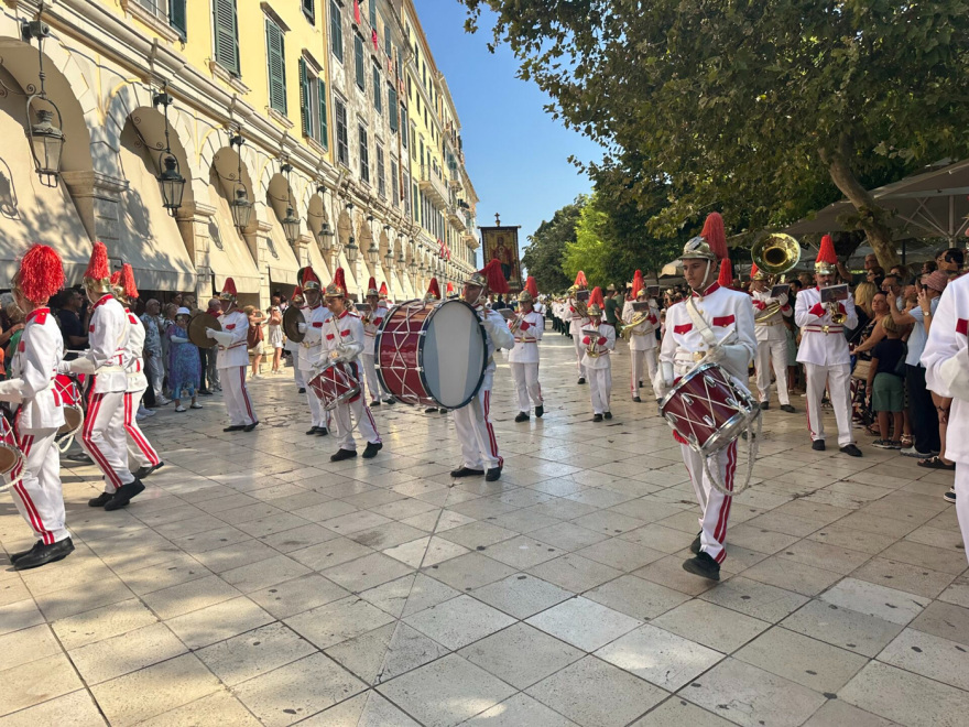 Με πλήθος πιστών η λιτανεία του Αγίου Σπυρίδωνος στην Κέρκυρα, σε τριήμερο προσκύνημα το Ιερό Σκήνωμα