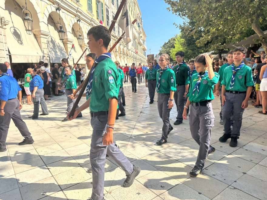 Με πλήθος πιστών η λιτανεία του Αγίου Σπυρίδωνος στην Κέρκυρα, σε τριήμερο προσκύνημα το Ιερό Σκήνωμα