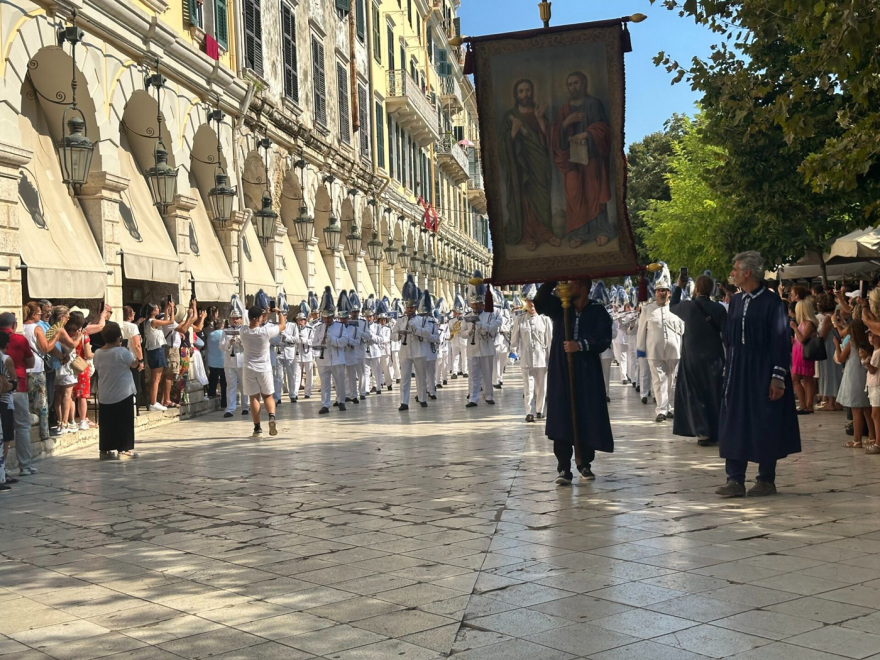 Με πλήθος πιστών η λιτανεία του Αγίου Σπυρίδωνος στην Κέρκυρα, σε τριήμερο προσκύνημα το Ιερό Σκήνωμα