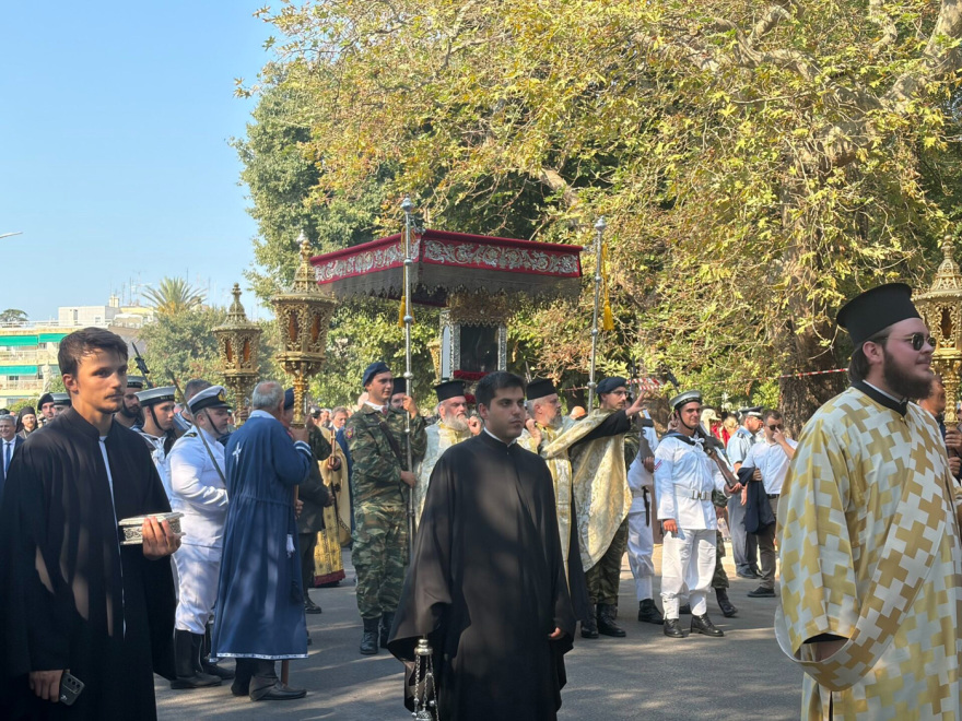 Με πλήθος πιστών η λιτανεία του Αγίου Σπυρίδωνος στην Κέρκυρα, σε τριήμερο προσκύνημα το Ιερό Σκήνωμα