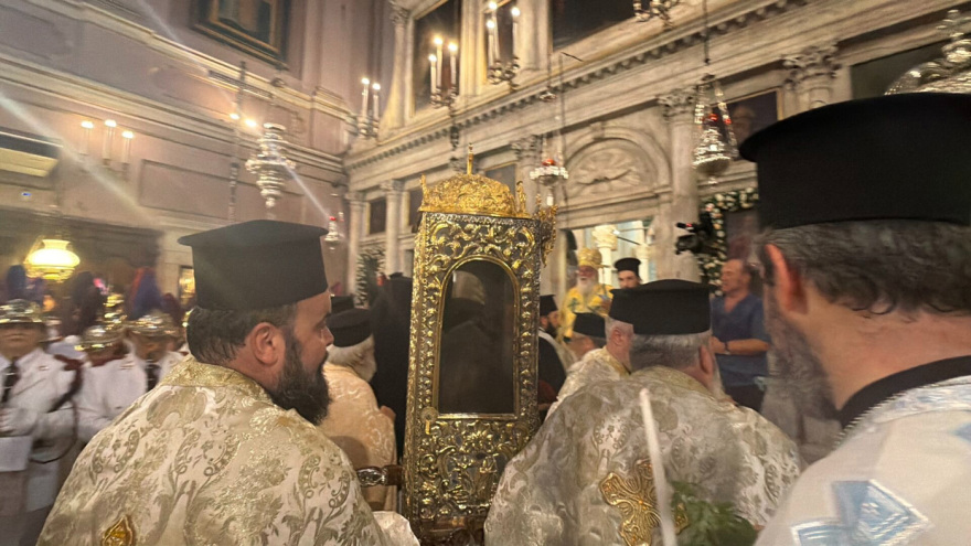 Με πλήθος πιστών η λιτανεία του Αγίου Σπυρίδωνος στην Κέρκυρα, σε τριήμερο προσκύνημα το Ιερό Σκήνωμα