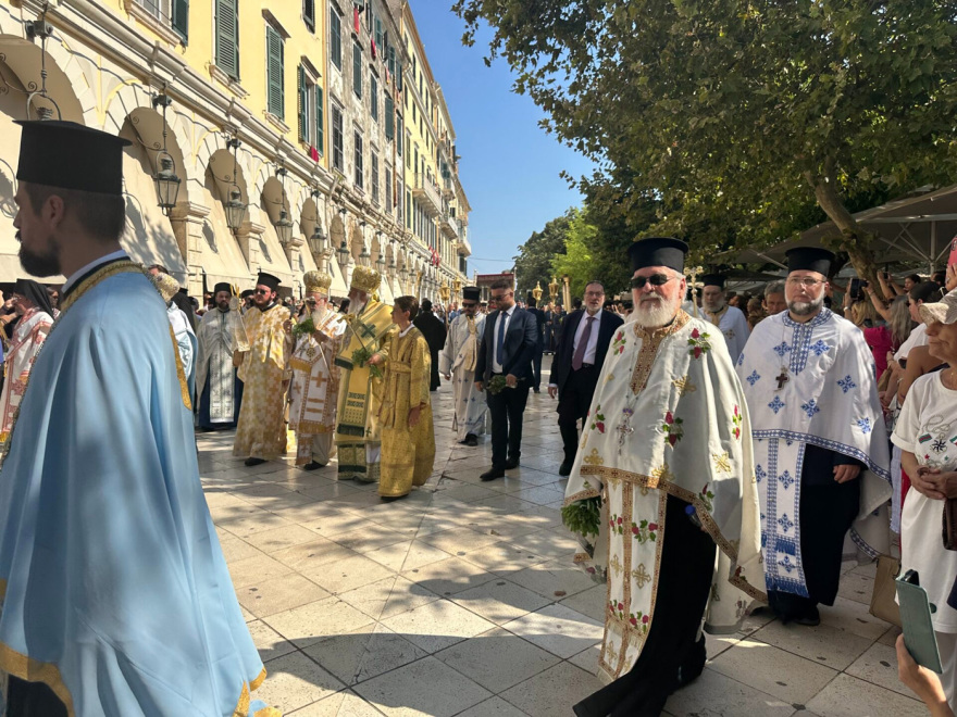 Με πλήθος πιστών η λιτανεία του Αγίου Σπυρίδωνος στην Κέρκυρα, σε τριήμερο προσκύνημα το Ιερό Σκήνωμα