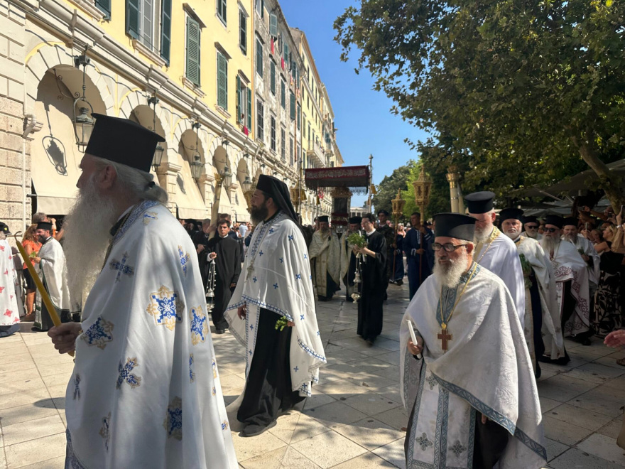 Με πλήθος πιστών η λιτανεία του Αγίου Σπυρίδωνος στην Κέρκυρα, σε τριήμερο προσκύνημα το Ιερό Σκήνωμα