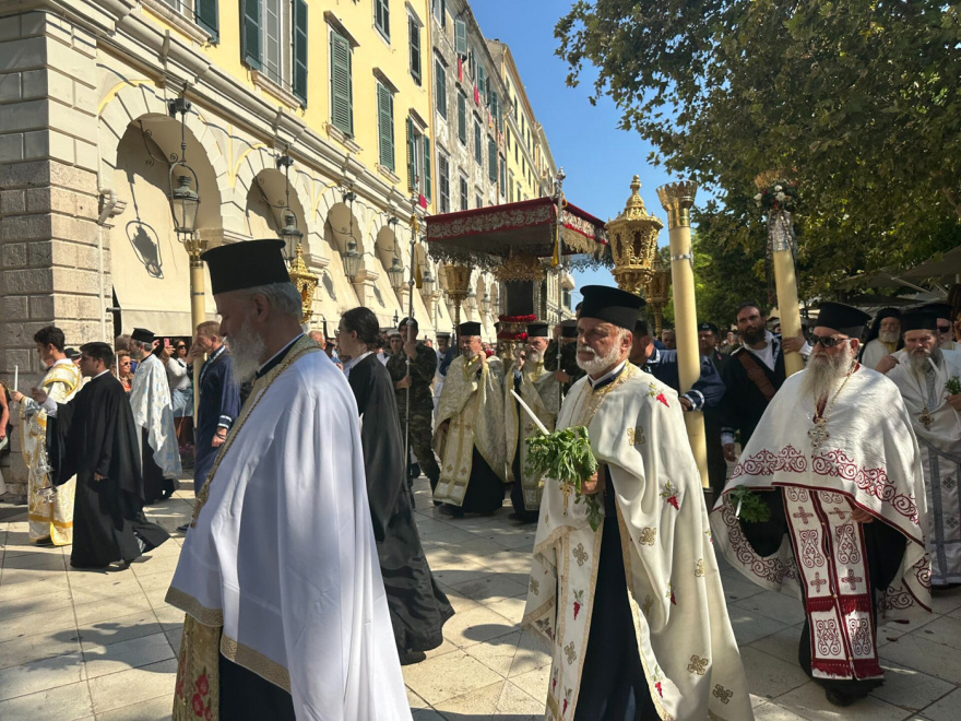 Με πλήθος πιστών η λιτανεία του Αγίου Σπυρίδωνος στην Κέρκυρα, σε τριήμερο προσκύνημα το Ιερό Σκήνωμα