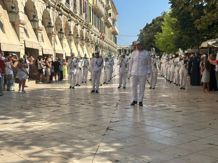 Με πλήθος πιστών η λιτανεία του Αγίου Σπυρίδωνος στην Κέρκυρα, σε τριήμερο προσκύνημα το Ιερό Σκήνωμα