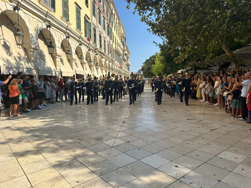 Με πλήθος πιστών η λιτανεία του Αγίου Σπυρίδωνος στην Κέρκυρα, σε τριήμερο προσκύνημα το Ιερό Σκήνωμα