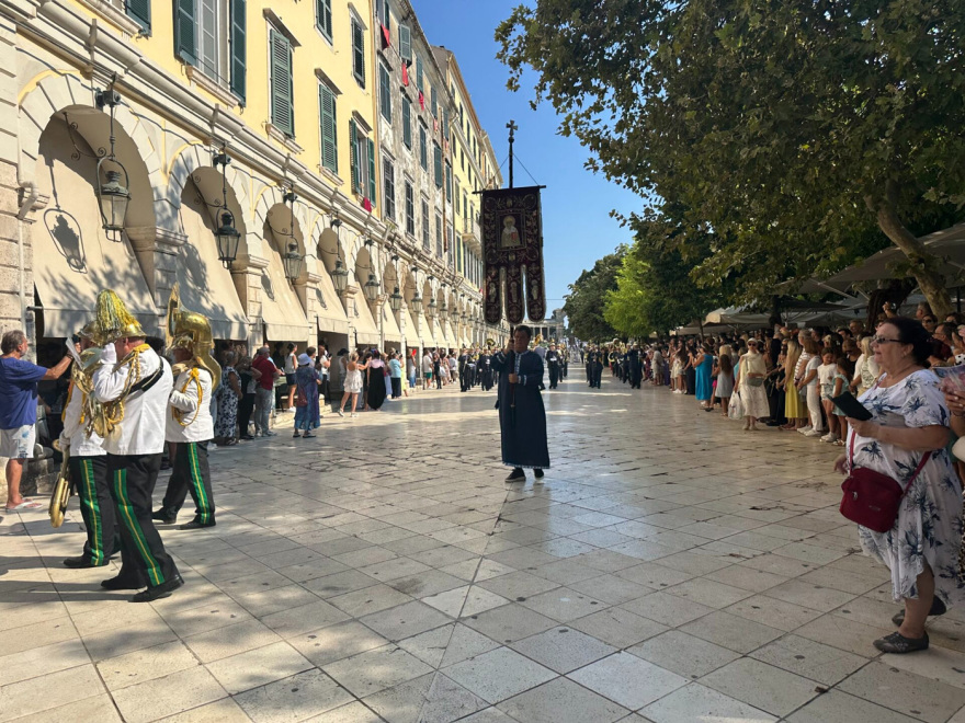 Με πλήθος πιστών η λιτανεία του Αγίου Σπυρίδωνος στην Κέρκυρα, σε τριήμερο προσκύνημα το Ιερό Σκήνωμα