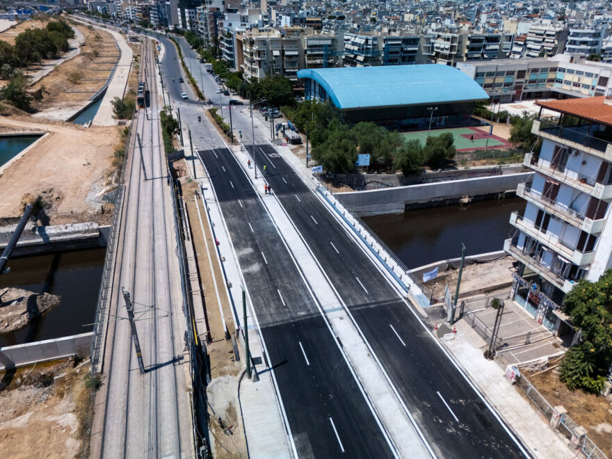 Ανοιχτή ξανά η Παλαιά Παραλιακή στην Καλλιθέα, έτοιμη η νέα γέφυρα - Δείτε φωτογραφίες