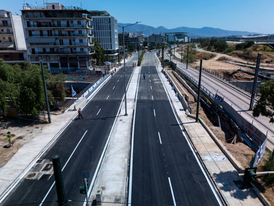 Ανοιχτή ξανά η Παλαιά Παραλιακή στην Καλλιθέα, έτοιμη η νέα γέφυρα - Δείτε φωτογραφίες