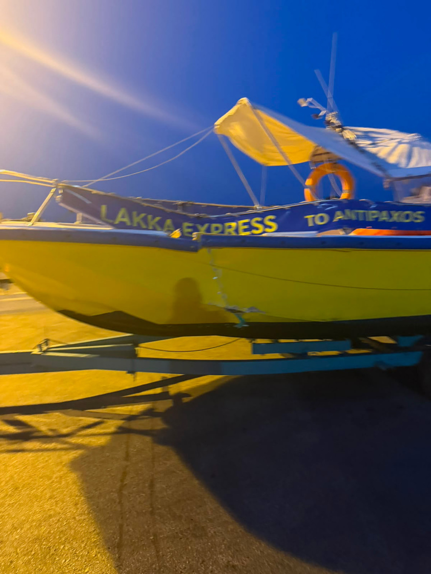 Βίντεο από τη σύγκρουση των τουριστικών σκαφών στους Αντίπαξους, οι επιβάτες παρακολουθούσαν τρομοκρατημένοι