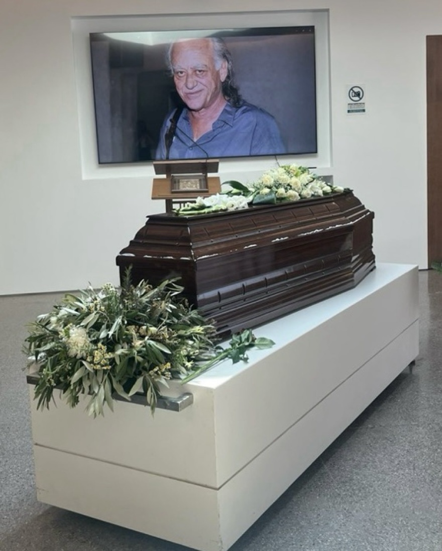 Σε κλίμα συγκίνησης και με το αγαπημένο του τραγούδι αποτεφρώθηκε η σορός του Νίκου Καλογερόπουλου 6 φωτο_3_νικοσ_καλογεροπουλοσ__1_