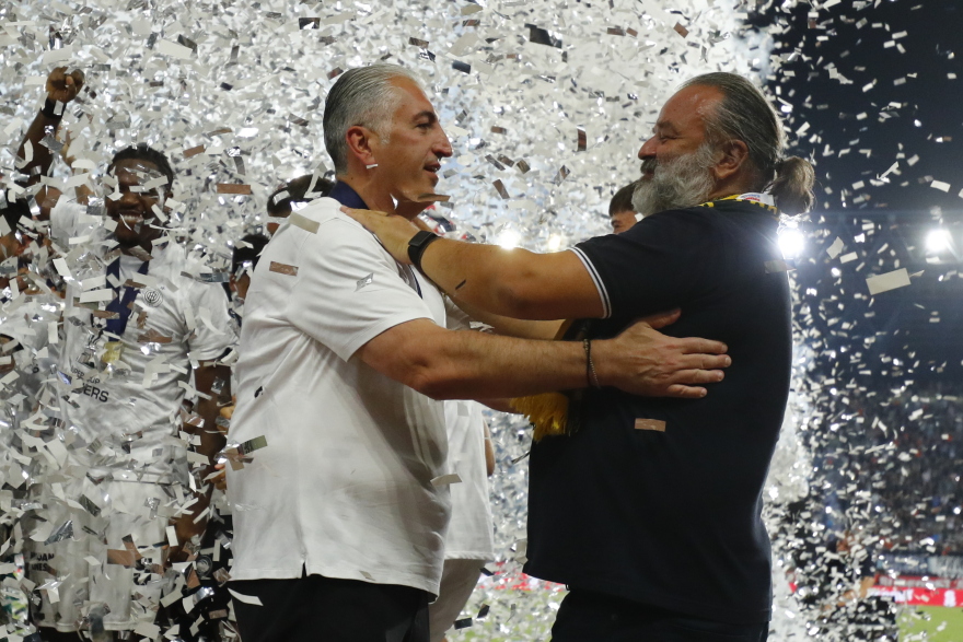 «Fair play» από τον Μάριο Ηλιόπουλο, χειροκρότησε τους παίκτες του ΟΦΗ την ώρα που σήκωναν την κούπα του Super Cup