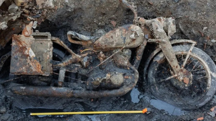 Η υποχώρηση των υδάτων στον Δούναβη αποκάλυψε λείψανα στρατιωτών και μοτοσικλέτα του Β΄ Παγκοσμίου Πολέμου