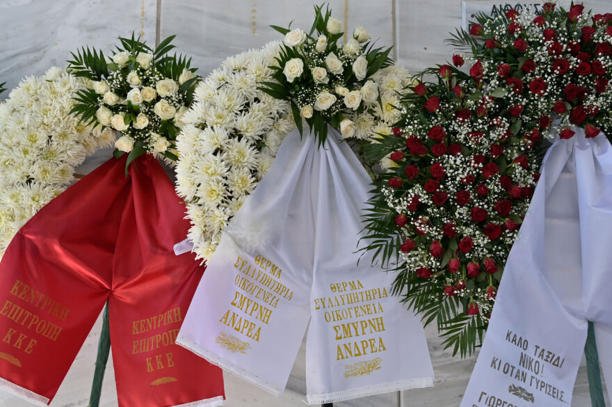 Φίλοι, συγγενείς και συνάδελφοι λένε το τελευταίο αντίο στον Νίκο Καλογερόπουλο, ποιοι δίνουν το «παρών»
